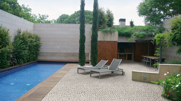 terrasse carrelage et galets